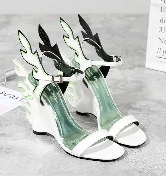 Женские босоножки на танкетке с пряжкой сандалии высокой языком пламени