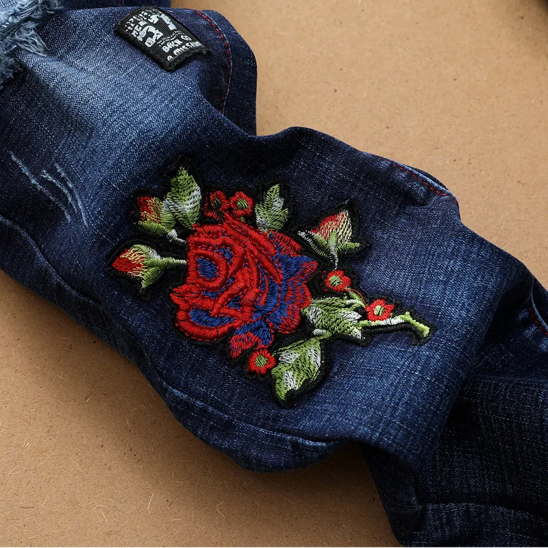 Мужские зауженные джинсы с вышивкой в европейском стиле рваные дырками