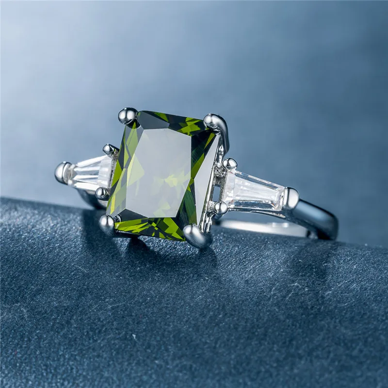Женское кольцо с цирконом Visisap оливковое зеленое цвета белого золота для