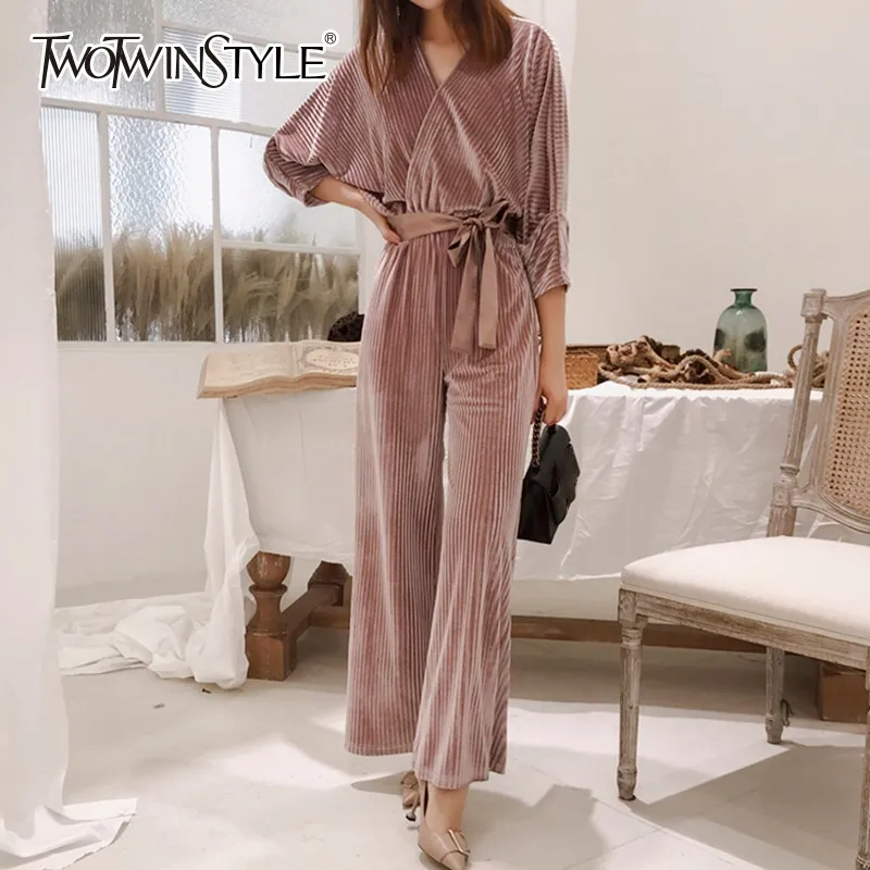 Женский велюровый комбинезон TWOTWINSTYLE с v-образным вырезом на шнуровке широкими