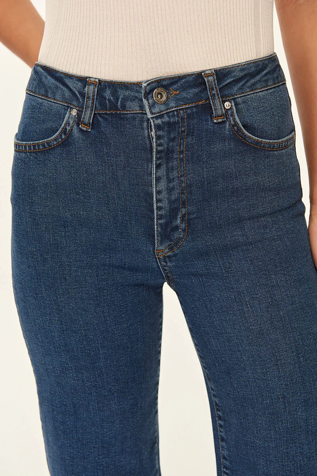 Trendyol Detailed slit Blue High Waist Flare Jean Crop TCLAW19LR0043 |