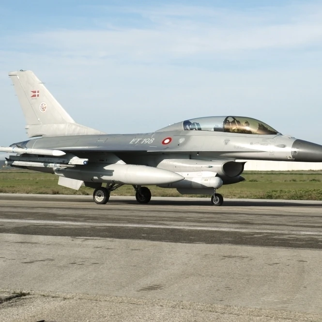 F 16B MLU Сокол из королевских датских ВВС taxiing на Grosseto Air базовый плакат печати
