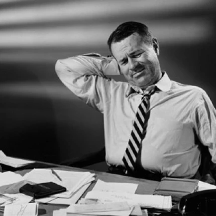 Бизнесмен выглядит уставшим в офисном плакате печати (24x36)|Таблички и знаки| |