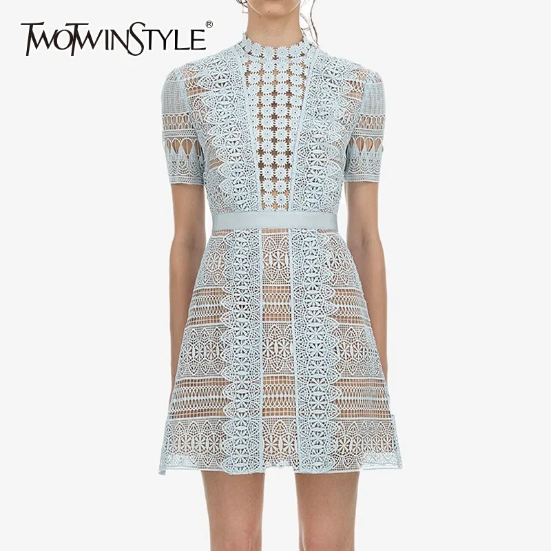 Женское ажурное платье TWOTWINSTYLE белое элегантное кружевное с круглым вырезом