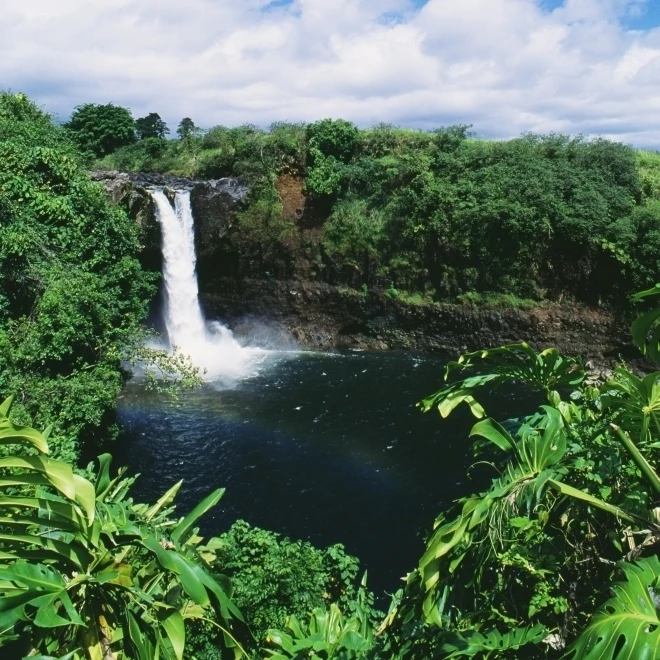 Гавайский Большой остров Hilo Wailuku River State Park Rainbow Falls Радуга в тумане водопада.