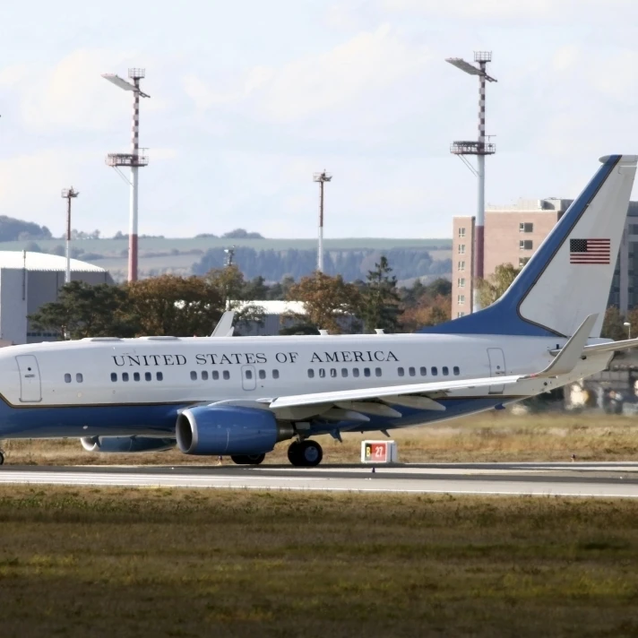 A C 40 Clipper taxiing на Ramstein Air база Германии плакат печать (16x12)|Таблички и знаки| |