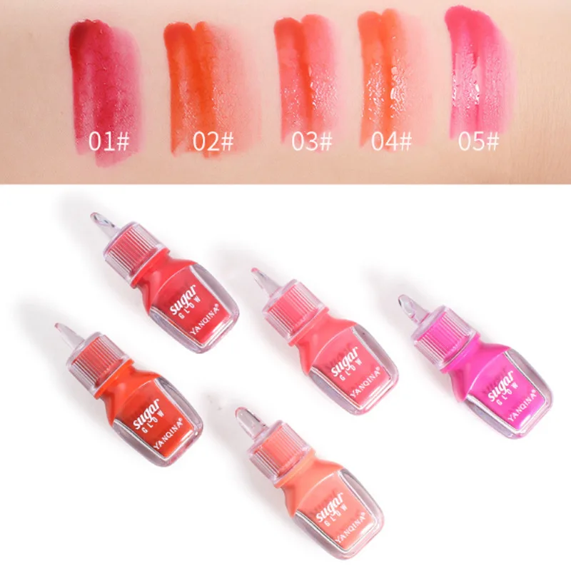 Блеск для губ увлажняет губы в течение длительного времени не удаляя макияж