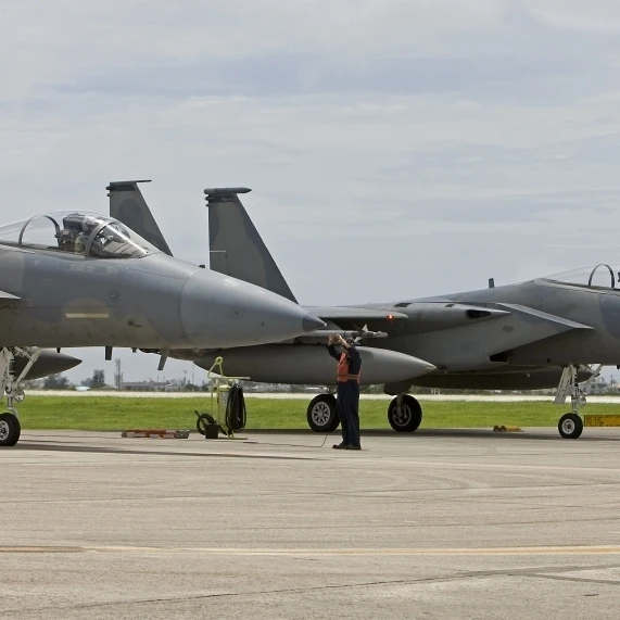 Два F-15 припаркован в конце взлетно посадочной полосы Kadena Air Base постер Япония