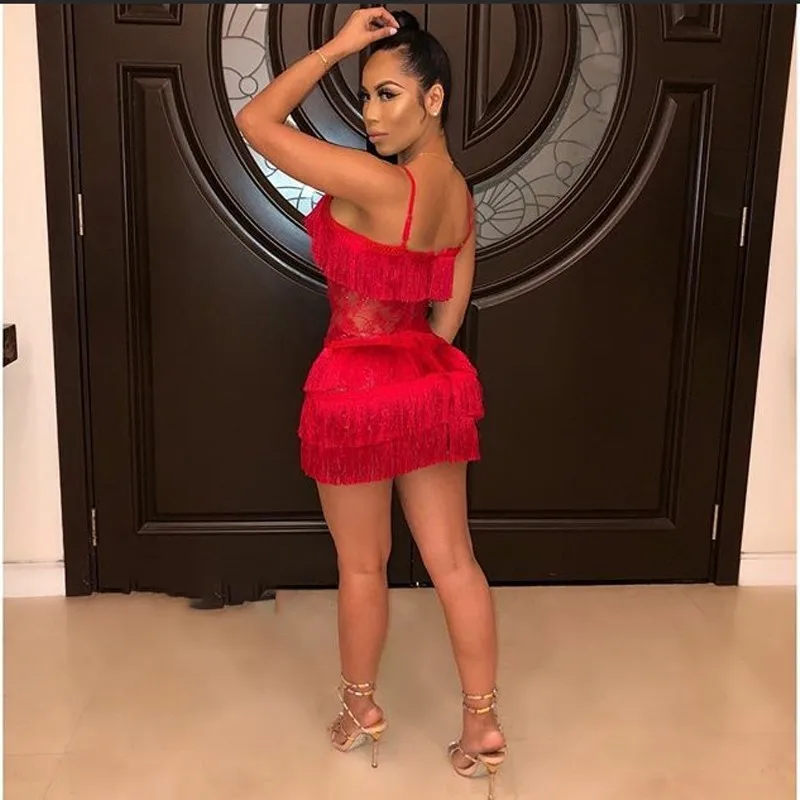 Женское Короткое платье мини однотонное красное на бретельках спагетти с v