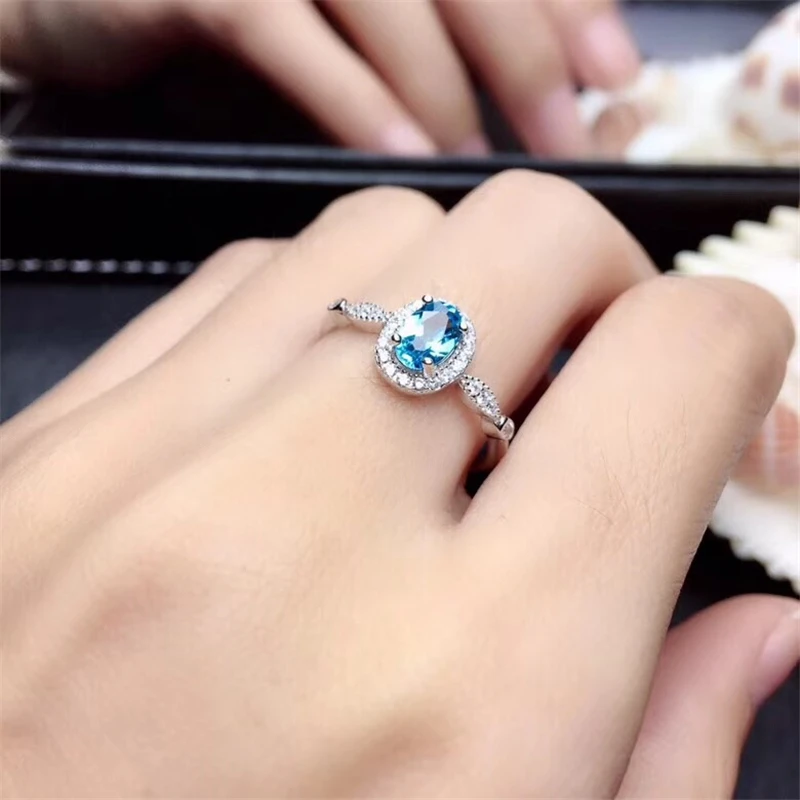 Кольцо из серебра 925 пробы с натуральным голубым топазом 0 5 карата