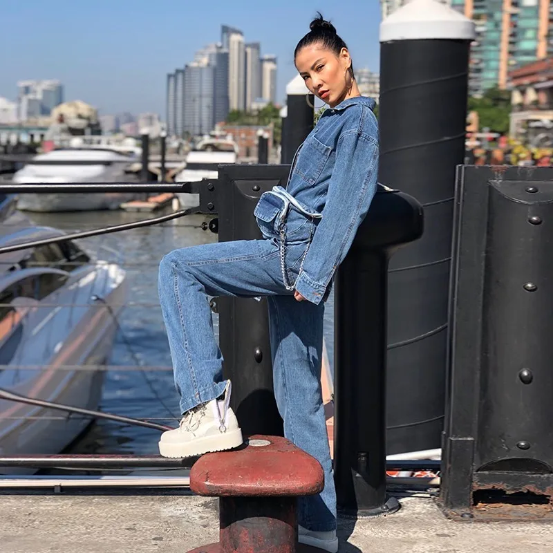 Женский джинсовый комбинезон TWOTWINSTYLE весенний с отложным воротником длинным