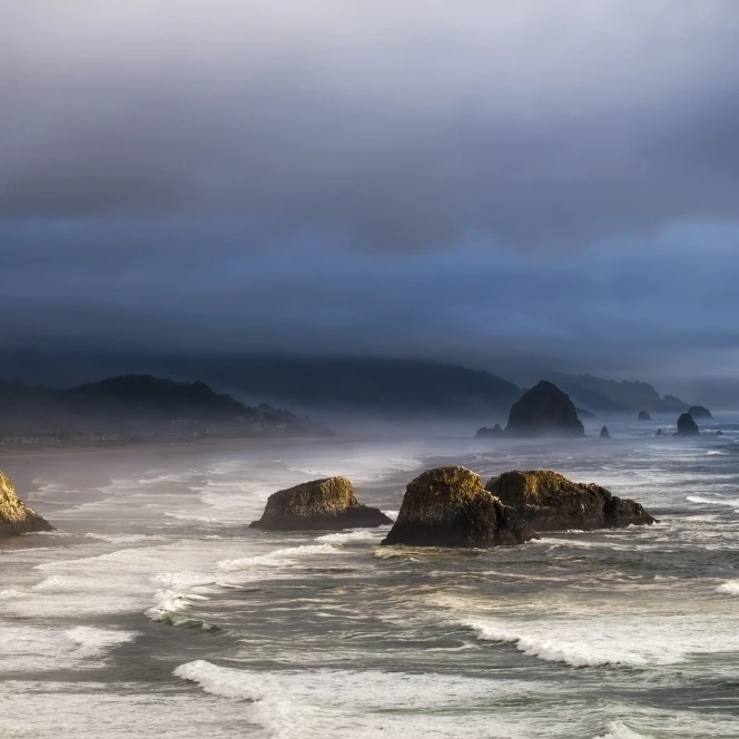 Солнечный свет и туман создают прибрежные настроения Cannon Beach Oregon Соединенные