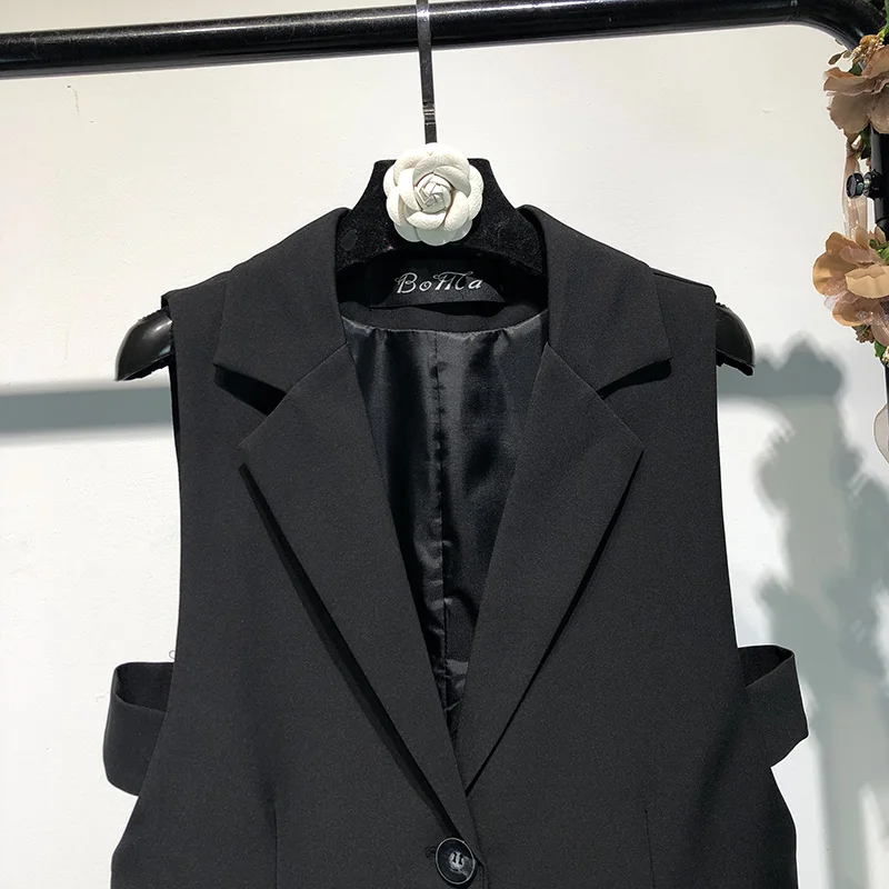 Черный жилет с отложным воротником без рукавов на одной пуговице обычная длина