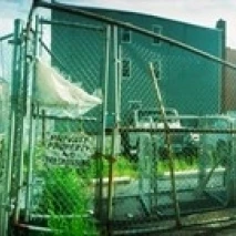 Сломанные ворота на строительный двор улице Вильямсбург Бруклин Нью-Йорк штат
