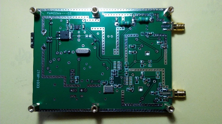 Простой спектр Snalyzer D6 ADF4351 33M 4400mH (источник отслеживания T.G.) V2.032 генератор