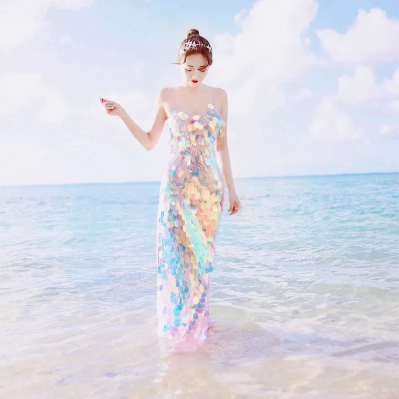 Женское длинное платье с блестками пляжное на тонких бретельках глубоким
