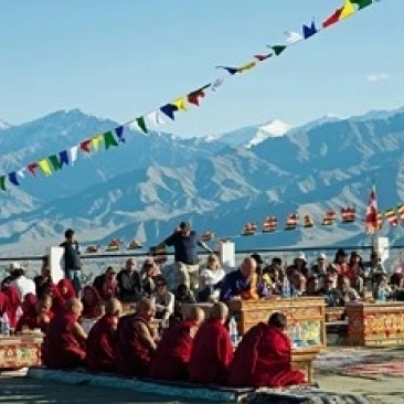 Тибетская церемония в Shanti Stupa Leh Ladakh Индия плакат печать Энтони Asael DanitaDelimont (36x24) |