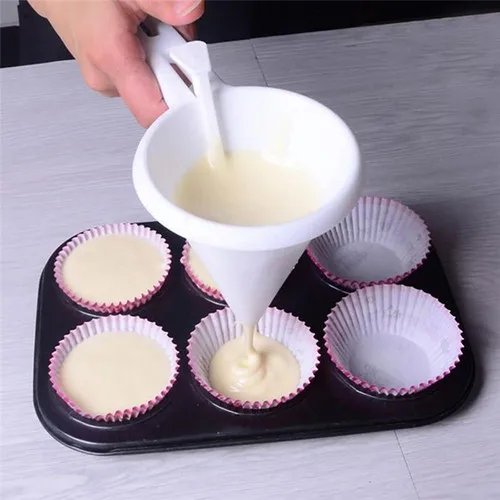 

1Pc Kitchen DIY Convenient Chocolate Candy Icing Funnel Mold White Foodgrade Plastic Pancake Cream Batter Dispenser Cake Tool