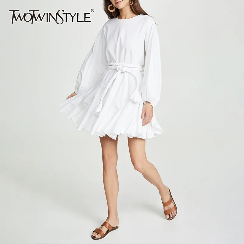 Женское Плиссированное мини платье TWOTWINSTYLE белое Повседневное с круглым вырезом