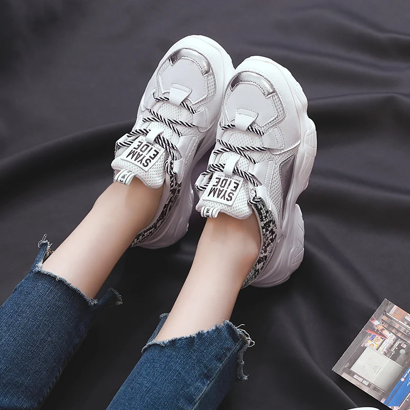 Женские кроссовки на плоской платформе со шнуровкой и круглым носком