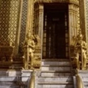Низкий угол обзора статуй перед храмом Phra Mondop Большой Дворец Бангкок Таиланд