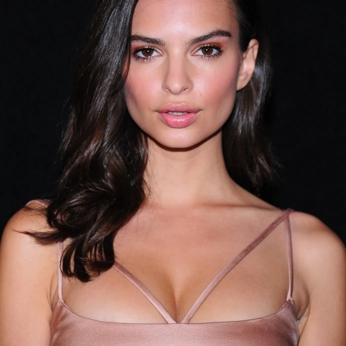 Emily Ratajkowski по прибытии для 67Th Annual Parsons Fashion Benefit Photo Print (8x10)|Таблички и знаки| |