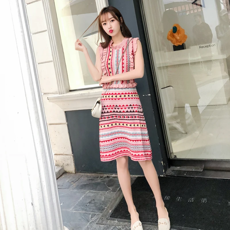 Радужное Полосатое эластичное миди короткое платье 2019 женское без рукавов