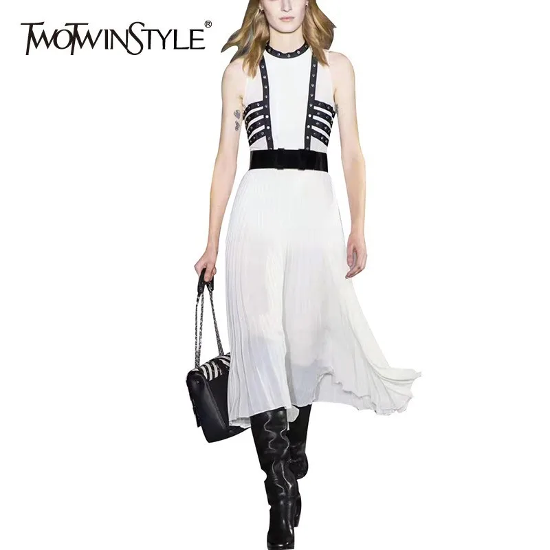 Платье с открытыми плечами TWOTWINSTYLE плиссированное миди платье круглым вырезом