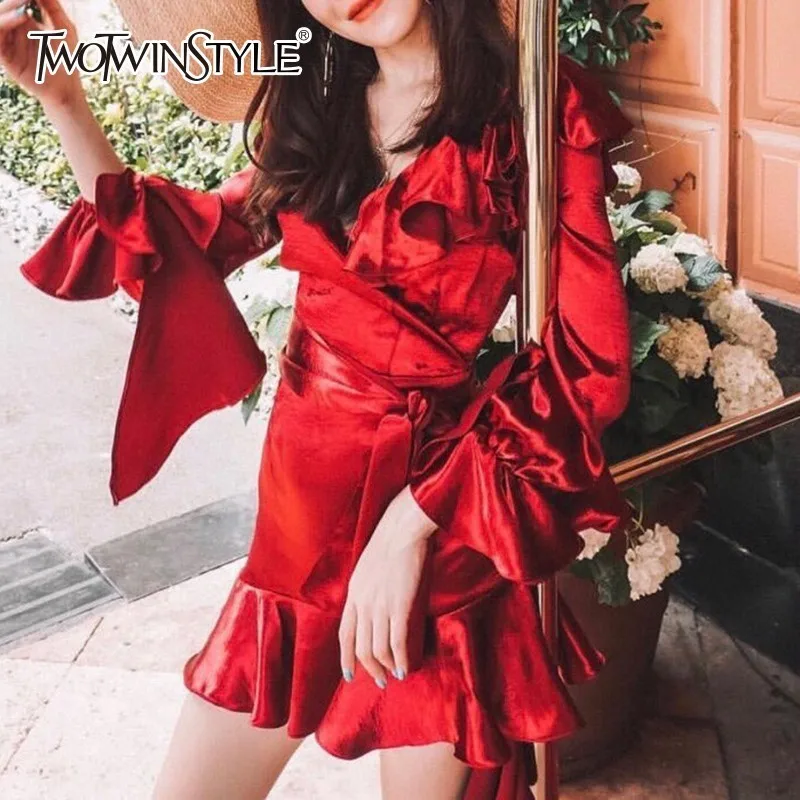 TWOTWINSTYLE Асимметричный атласные платья Женские V шеи Flare с длинным рукавом повязку