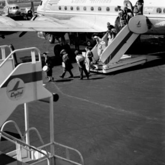 США Нью-Йорк LaGuardia аэропорт пассажиры alighting от плакат с самолетом Print (18x24) | Дом и