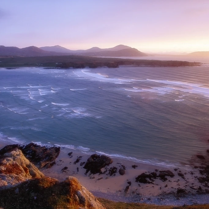 Trawbreaga Bay Inishowen Peninsula County Donegal Ирландия пляж и морской пейзаж на закате плакат