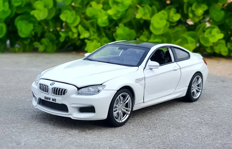 Модель автомобиля COUPE BMW M6 масштаба 1:32 из сплава металла с звуком и светом