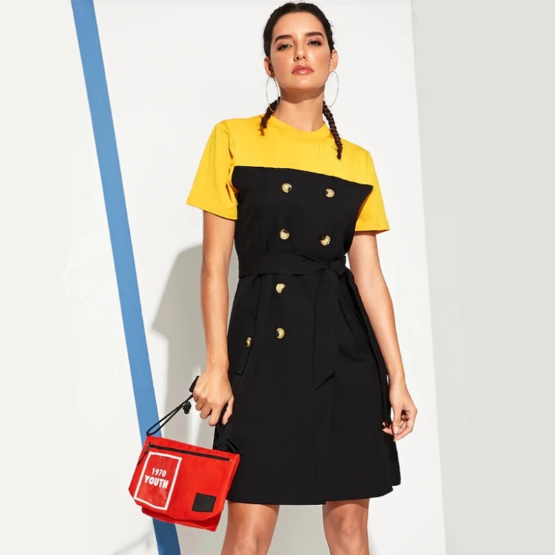 Женское офисное платье желтого и черного цвета с декоративными пуговицами