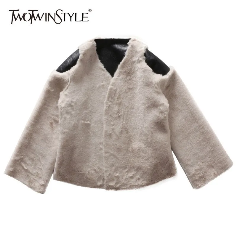 Женская короткая шуба TWOTWINSTYLE белая из искусственного кроличьего меха с v