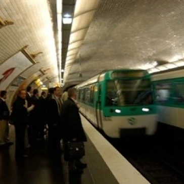 Commuters Inside Metro Station Paris France постер печать Lisa S. Engelbrecht (36x24)|Таблички и знаки| |