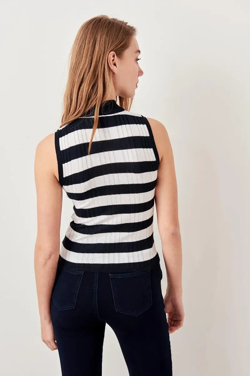 Trendyol Navy Blue Sleeveless and Mesh Detaylı Summer Knitwear Sweater TCLSS19DU0014 |