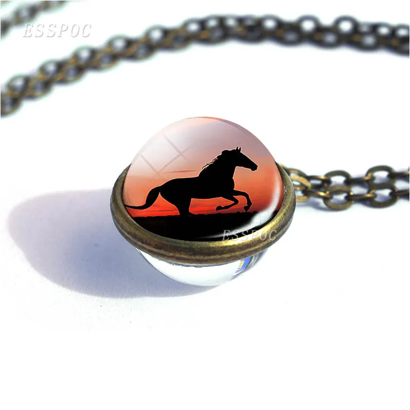 Беговая лошадь двустороннее ожерелье со стеклянным шариком закат искусство