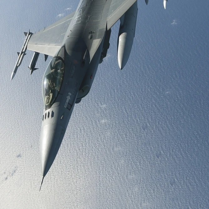 Голландский F-16AM во время боевого воздушного патруля сорти над средиземноморским