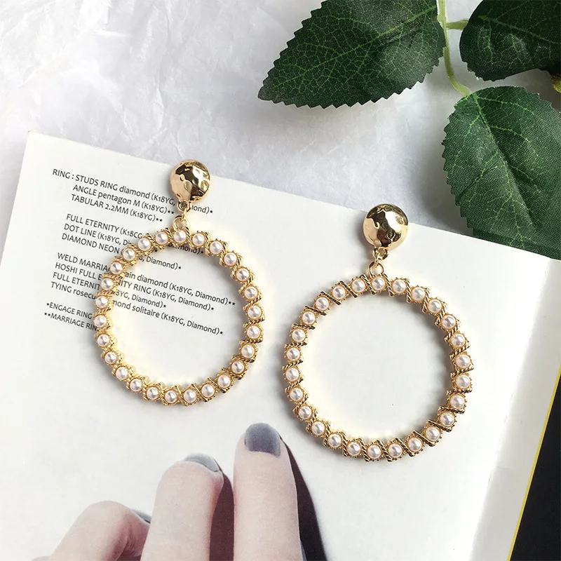 Жемчужные серьги круглые со стразами золотые металлические трендовые Laxury для