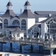 Туристы на мосту Seebruecke Sellin остров Ruegen Германия плакат печать (36x12) | Дом и сад