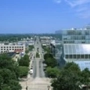Широкоугольный вид на город E. Washington Ave Madison Wisconsin USA плакат печать (36x12)|Таблички и