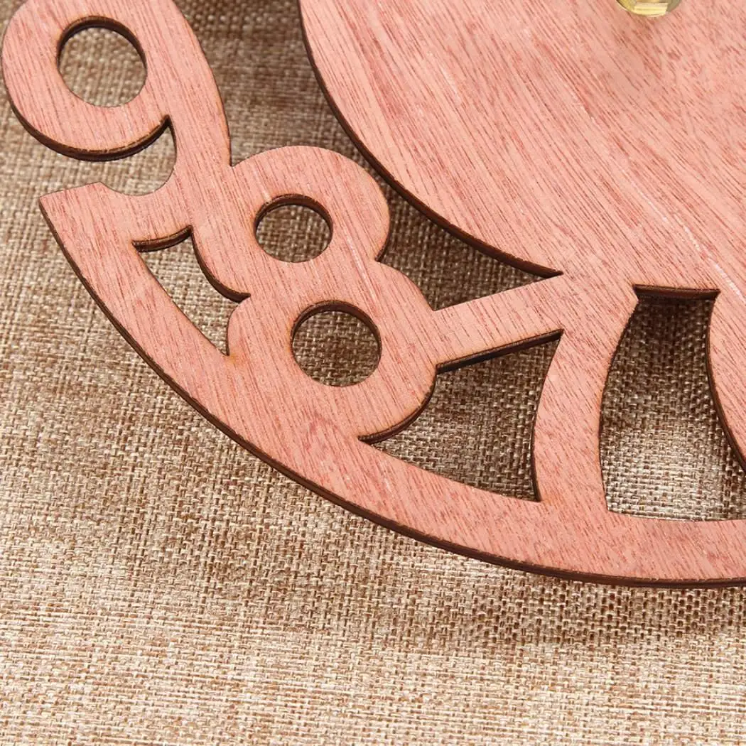Настенные часы с круглым деревянным деревом для дома как изображение гостиной