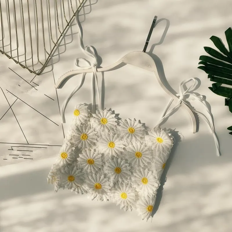 Женский короткий топ на бретельках кружевной с высокой талией и аппликацией в