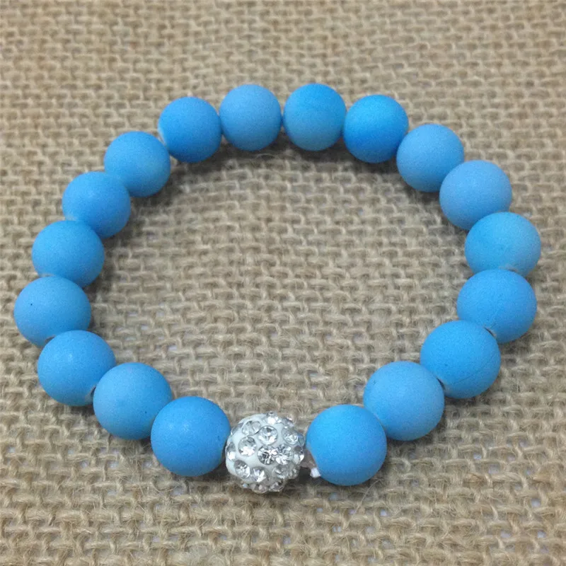 Яркий браслет Шамбала с матовыми бусинами разноцветный эластичный круглыми