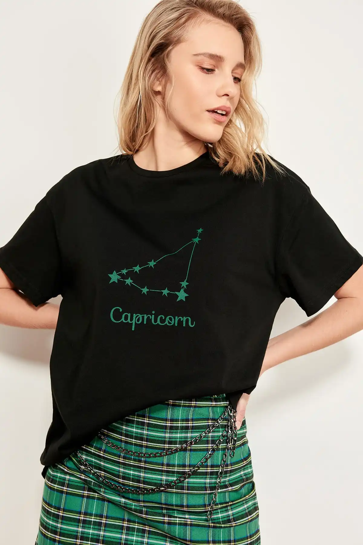 Trendyol черные трикотажные футболки с принтом Козерога Boyfriend TCLSS19GS0029 | Женская