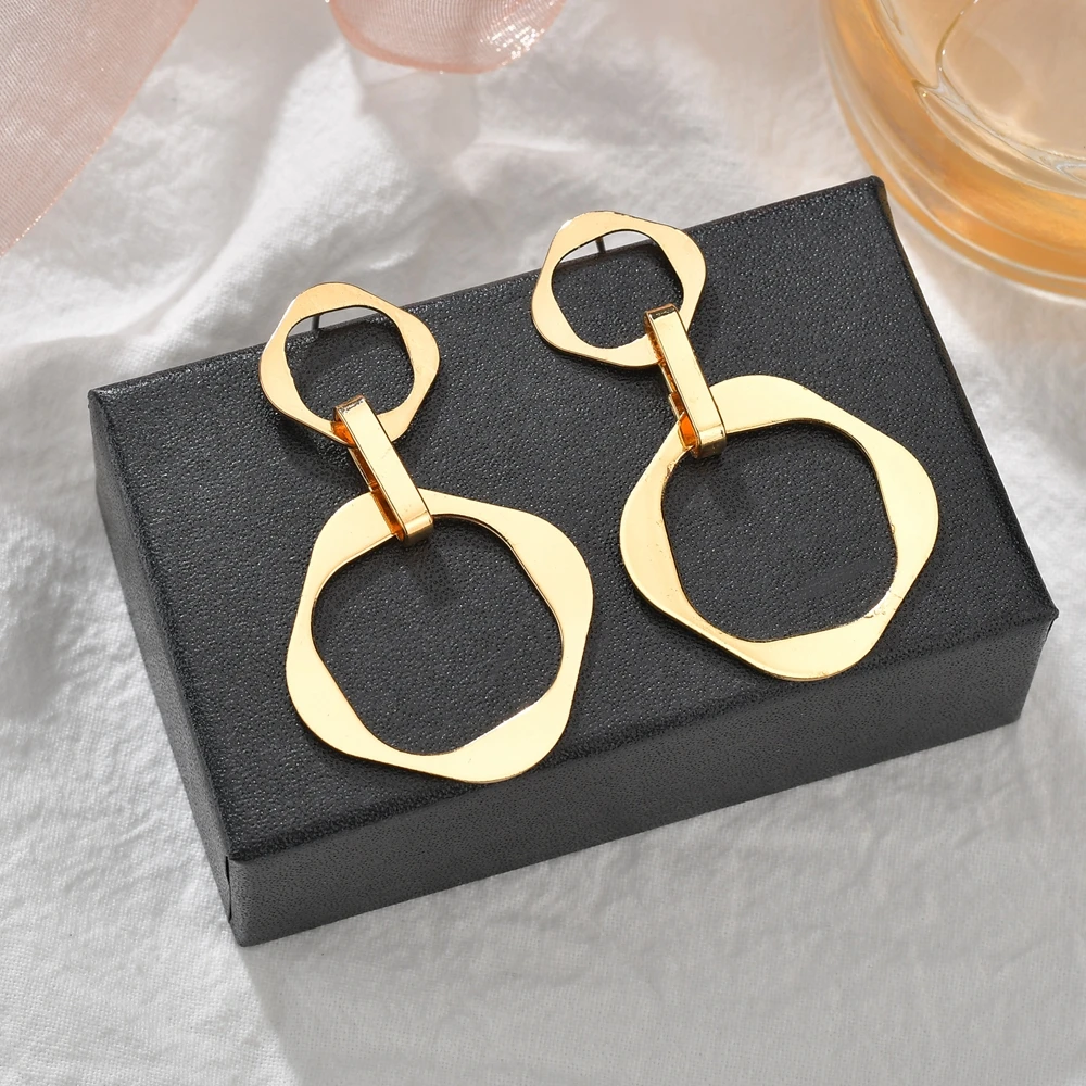 Женские серьги-подвески золотистого цвета с геометрическими полыми цветами