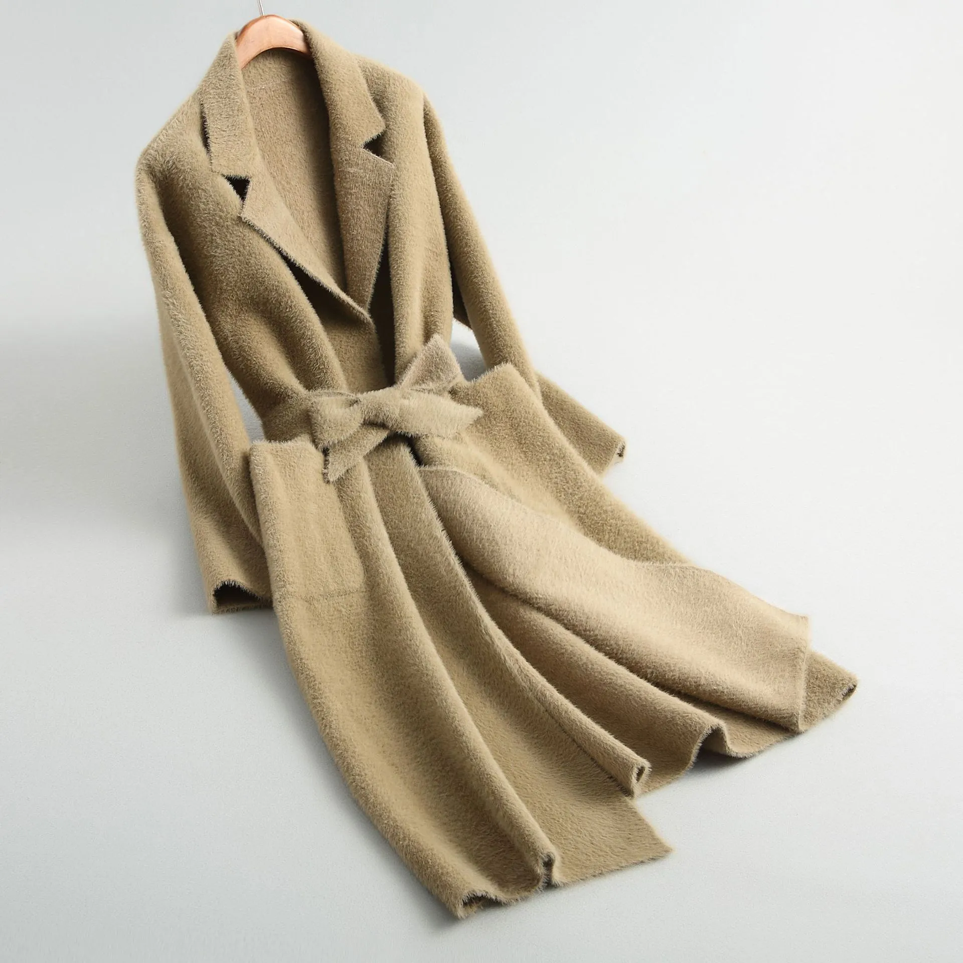 Зимнее пальто женское однотонное длинное с поясом вязаное из искусственного