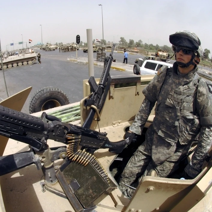 Солдаты армии США защищают улицы для иракских граждан плакат печать