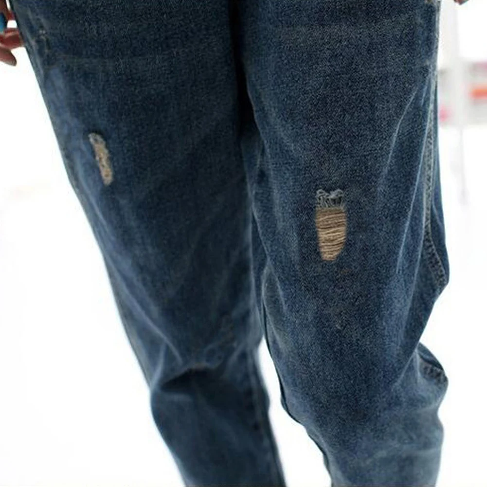 Женский джинсовый комбинезон без рукавов свободный облегающий с дырками и