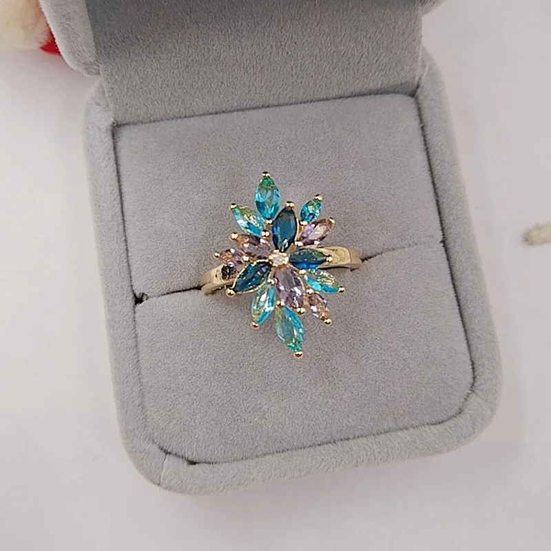 Роскошные праздничные кольца с разноцветным кристаллом и фианитом большим